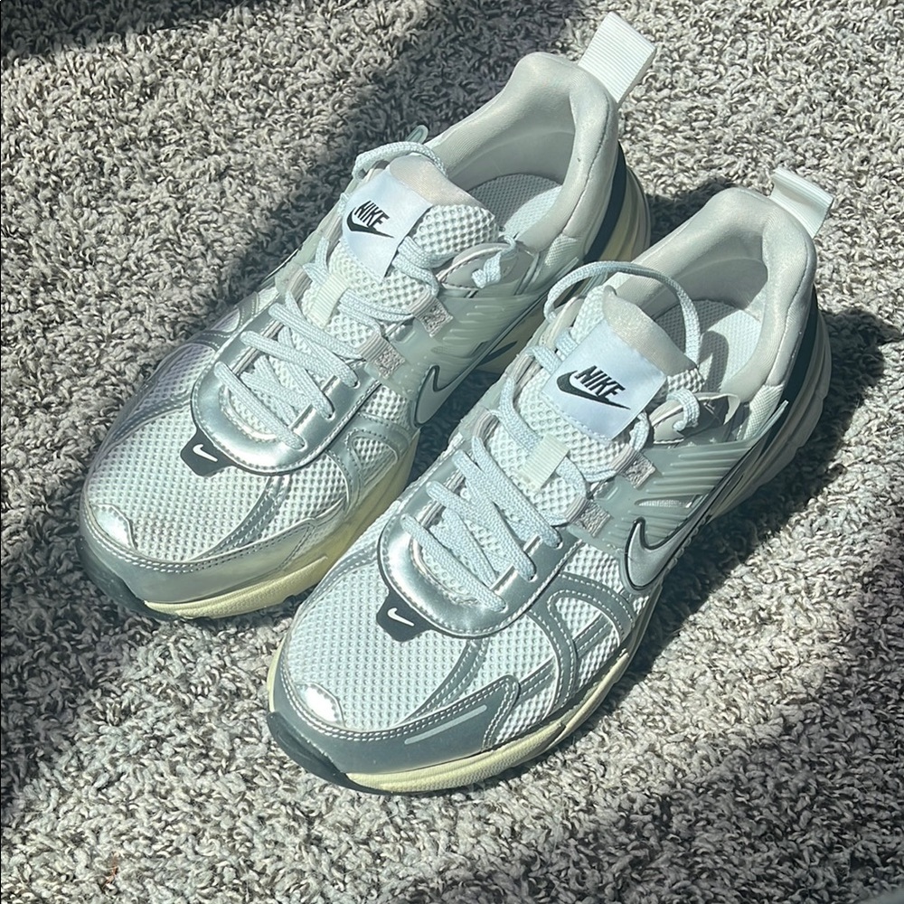 Nike Womens V2K Sneakers